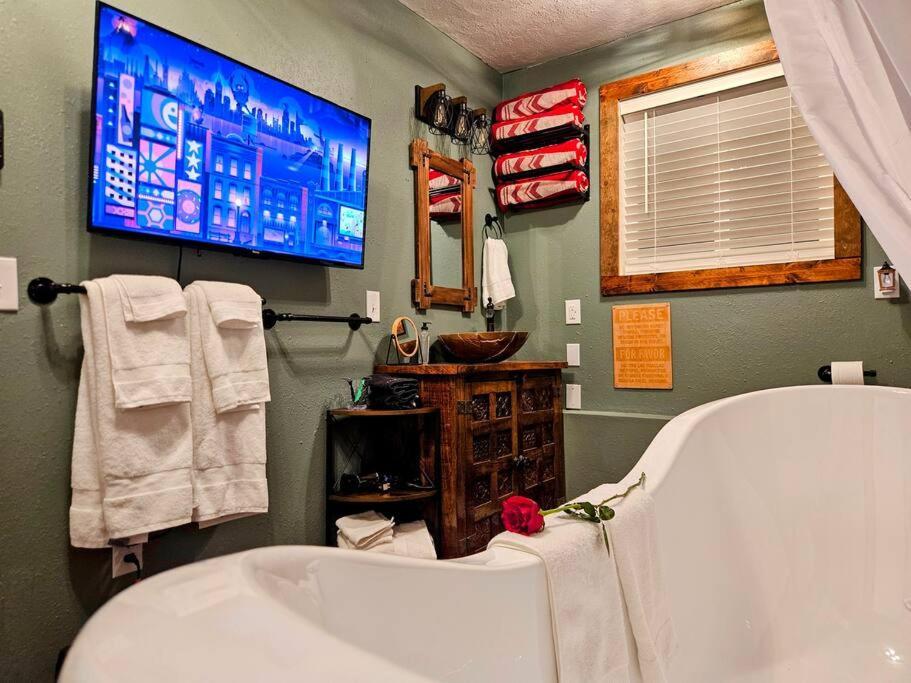 Private Cabin- Breakfast - Double Tub - 75In Tv - Sup - Washer Dryer - Bbq West Point Ngoại thất bức ảnh